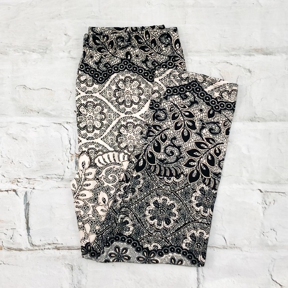 Floral Capri Leggings - Picture 3 of 4